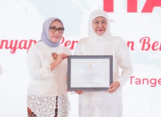 Berkontribusi Nyata untuk Perempuan dan Anak, Khofifah Terima Penghargaan di Puncak Peringatan Hari Ibu
