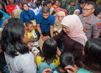 Khofifah Tinjau Banjir di Waru Sidoarjo, Beri Solusi Pemompaan Genangan dan Salurkan Bantuan untuk Warga Terdampak
