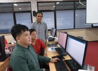Kolaborasi ITS – BKD Jatim Gunakan AI dalam Tes CPNS. Yang Pertama! Tim teknis ITS saat melakukan persiapan instalasi peralatan di lokasi ujian (foto : ist)