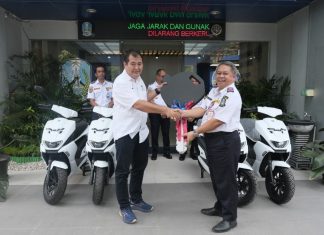 EVITS Jadi Solusi Transportasi Ramah Lingkungan di Dishub Jatim Direktur PT ITS Tekno Sains Dr Ir I Ketut Gunarta MT (kiri) saat menyerahkan secara simbolis kendaraan Listrik EVITS kepada Kepala Dinas Perhubungan Jatim Dr Nyono ST MT (foto : ist)