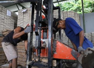 Surabaya Catat Penurunan Drastis TPT dan Kemiskinan Berkat Program Padat Karya Surabaya Catat Penurunan Drastis TPT dan Kemiskinan Berkat Program Padat Karya (foto : ist)