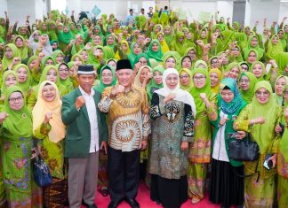 Khofifah Hadiri Bedah Buku KH Hasyim Asy’ari Pemersatu Umat Islam Indonesia Karya Gus Kikin Khofifah Hadiri Bedah Buku KH Hasyim Asy’ari Pemersatu Umat Islam Indonesia Karya Gus Kikin (foto : ist)