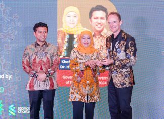 Khofifah-Emil Terima Penghargaan ‘Platinum Award’ dari Duta Besar Inggris Khofifah-Emil Terima Penghargaan ‘Platinum Award’ dari Duta Besar Inggris (foto : ist)