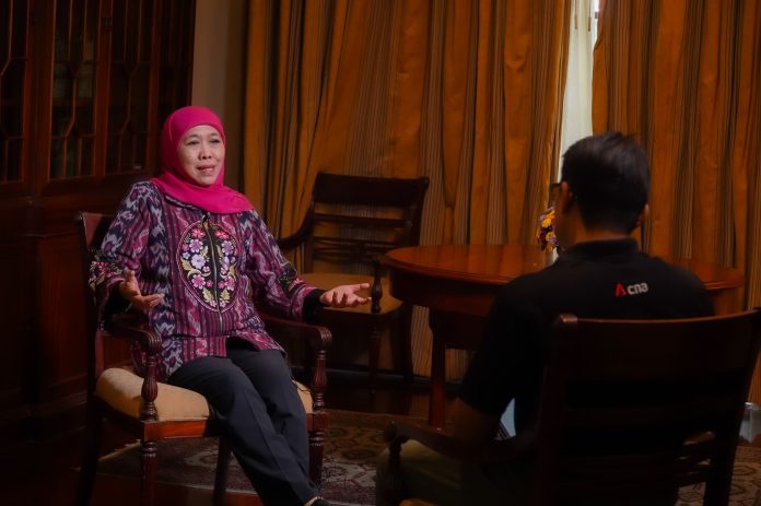 Diwawancara CNA Singapura, Khofifah Sosialisasikan Jatim Sebagai Gerbang Baru Nusantara (foto : ist)