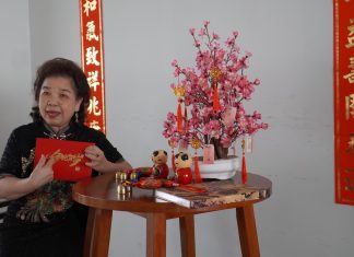 Mengupas Makna Sesungguhnya, Penuh Hoki di Tahun Baru Imlek Elisa Christiana, dosen Chinese Petra Christian University saat menceritakan makna dibalik ornamen-ornamen Imlek (foto : ist)