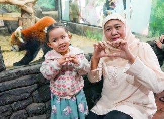 Liburan Tahun Baru 2025 di Jatim Park 2, Khofifah Ajak Cucu Nikmati Wahana Baru Metaverse Glass Theater