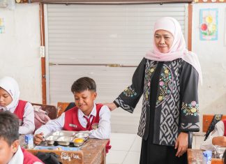 Tinjau Program MBG di Bangkalan, Khofifah: Makanan Bergizi Tingkatkan Kecerdasan dan Inteligensi Siswa