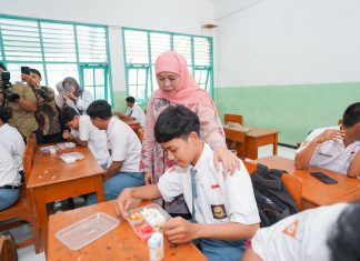 Tinjau 2 Sekolah di Hari Pertama Program MBG di Surabaya, Khofifah: IQ Siswa Meningkat dengan Makanan Sehat Bergizi