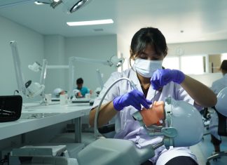 Transformasi Pendidikan Kedokteran Gigi, UK Petra Hadirkan Pengalaman Belajar yang Inovatif Suasana pembelajaran menggunakan Dental Simulator di Laboratorium Ketrampilan Klinik (foto ; ist)
