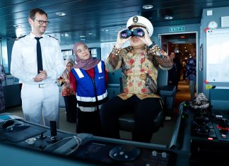 Jelajahi Kapal Pesiar Australia di Pelabuhan Tanjung Tembaga, Pj. Gubernur Adhy Promosikan Ragam Wisata Jatim Jelajahi Kapal Pesiar Australia di Pelabuhan Tanjung Tembaga, Pj. Gubernur Adhy Promosikan Ragam Wisata Jatim (foto : ist)