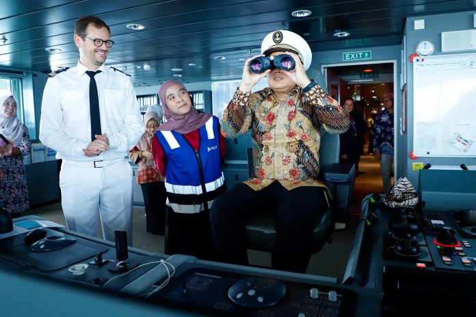 Jelajahi Kapal Pesiar Australia di Pelabuhan Tanjung Tembaga, Pj. Gubernur Adhy Promosikan Ragam Wisata Jatim (foto : ist) Jelajahi Kapal Pesiar Australia di Pelabuhan Tanjung Tembaga, Pj. Gubernur Adhy Promosikan Ragam Wisata Jatim (foto : ist)