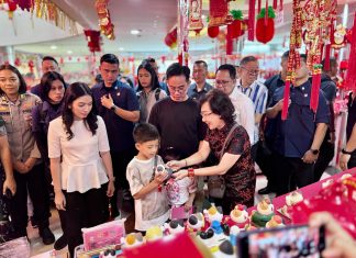 Rasakan Kemeriahan Imlek, Pj. Gubernur Jatim Dampingi Wapres RI Kunjungi Pasar Atom Surabaya Rasakan Kemeriahan Imlek, Pj. Gubernur Jatim Dampingi Wapres RI Kunjungi Pasar Atom Surabaya (foto : ist)