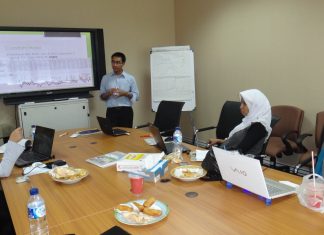 Profesor ITS Raih Hitachi Global Foundation Asia Innovation Award 2024 Prof Dr rer pol Heri Kuswanto MSi (berdiri) bersama para staf Puslitbang BMKG mendiskusikan penelitian tentang weather ensemble forecast (foto : ist)