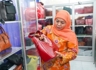 Khofifah Kunjungi Sentra Produksi Tas Kulit di Tulangan Sidoarjo, Dorong Peningkatan Akses Pasar Serta Penguatan Sebagai Pusat Unggulan Industri Kulit Khofifah Kunjungi Sentra Produksi Tas Kulit di Tulangan Sidoarjo, Dorong Peningkatan Akses Pasar Serta Penguatan Sebagai Pusat Unggulan Industri Kulit (foto : ist)