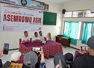 Video Viral Massa Ormas Paksa Masuk Kantor Camat Asemrowo, Staf Ketakutan Sembunyi di Bawah Meja Video Viral Massa Ormas Paksa Masuk Kantor Camat Asemrowo, Staf Ketakutan Sembunyi di Bawah Meja (foto : ist)