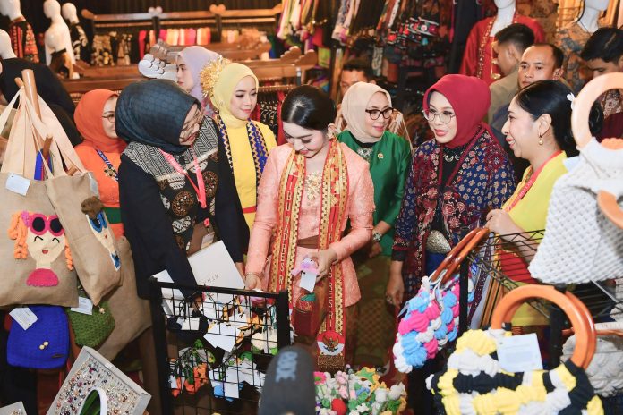 Hadiri Pembukaan Jala Fair 2025, Fatma Saifullah Yusuf: Pentingnya Kolaborasi untuk Berdayakan Penyandang Disabilitas (foto : ist) Hadiri Pembukaan Jala Fair 2025, Fatma Saifullah Yusuf: Pentingnya Kolaborasi untuk Berdayakan Penyandang Disabilitas (foto : ist)