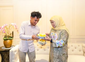 Silaturahmi ke Kediaman Khofifah Jelang Musim Balap Moto2 2025, Mario Aji Disuguhi Nikmatnya Durian Black Thorn Asal Blitar Silaturahmi ke Kediaman Khofifah Jelang Musim Balap Moto2 2025, Mario Aji Disuguhi Nikmatnya Durian Black Thorn Asal Blitar (foto : ist)