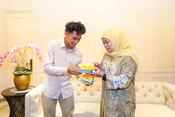 Silaturahmi ke Kediaman Khofifah Jelang Musim Balap Moto2 2025, Mario Aji Disuguhi Nikmatnya Durian Black Thorn Asal Blitar (foto : ist)