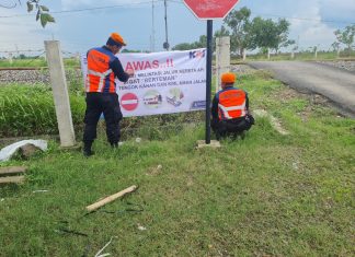 KAI Daop 8 Surabaya Ingatkan Pengendara Waspada di Perlintasan Sebidang