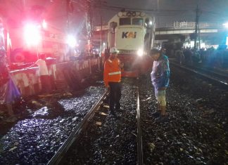 KA Commuter Line Blorasura Terlanggar Mobil Di Petak Jalan Antara Stasiun Surabaya Pasar Turi – Tandes