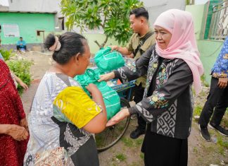 Jelang Pelantikan, Khofifah Ziarah ke Makam Suami dan Orang Tua Serta Berbagi Ratusan Paket Sembako Bagi Warga Tak Mampu