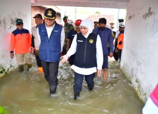 Respon Cepat Banjir Gresik di Sela Retreat, Gubernur Khofifah Respon Cepat Kirim Bantuan Logistik dan Fasilitas Mobilitas Masyarakat