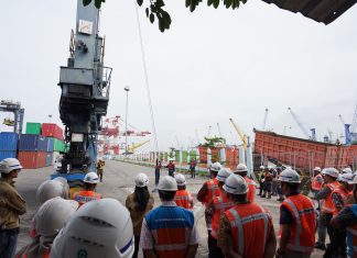 Pastikan Terminal Petikemas Sebagai Tempat Kerja Aman Pelindo Melaksanakan Training Vertical Rescue Pemasangan Tali untuk vertical rescue oleh tim expert TPS (foto : ist)