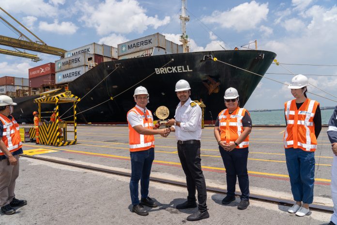 Pemberian cindera mata dari SVP Komersial dan Pengembangan Bisnis Bayu Setyadi kepada Master MV Brickell