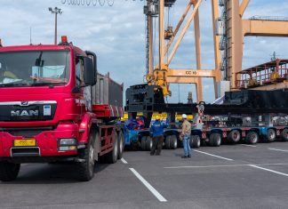 TPS Support Ekspor Locomotive Platform INKA ke Australia Proses penataan Locomotive Platform di dermaga internasional TPS sebelum dimuat ke atas kapal (foto : ist)