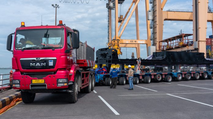 Proses penataan Locomotive Platform di dermaga internasional TPS sebelum dimuat ke atas kapal (foto : ist)