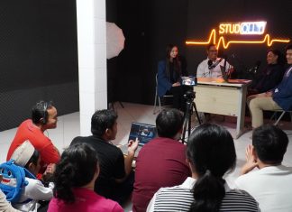 Dari Eks Lokalisasi ke Studio Podcast, Gang Dolly Berbenah Bersama Urban COP Suasana siaran podcast di Ruang Srawung Gang Dolly (foto : ist)