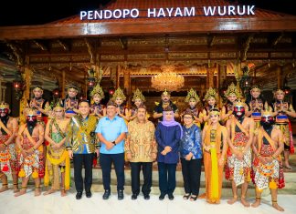 Kunjungi Kraton Majapahit Jakarta, Khofifah Sebut Gagasan Luar Biasa Bangkitkan Semangat Wujudkan Gerbang Baru Nusantara Kunjungi Kraton Majapahit Jakarta, Khofifah Sebut Gagasan Luar Biasa Bangkitkan Semangat Wujudkan Gerbang Baru Nusantara (foto : ist)