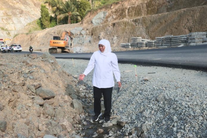 Jalan Rusak di Jember Dikeluhkan Warga, Gubernur Khofifah Instruksikan Dinas PU Bina Marga Jatim Kebut Perbaikan dalam Tiga Bulan (foto : ist)