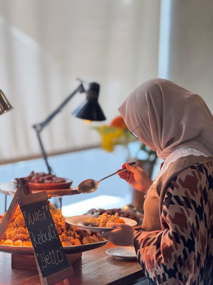 Buka Puasa di YELLO Hotel Jemursari Surabaya, Pulang Bawa Banyak Hadiah (foto : ist) Buka Puasa di YELLO Hotel Jemursari Surabaya, Pulang Bawa Banyak Hadiah (foto : ist)