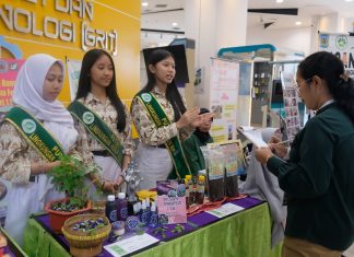 Dukung Kegiatan Pelestarian, ITS Luncurkan Program Gerakan 1.000 Sekolah Ramah Lingkungan Puteri Lingkungan Hidup dari SMPN 1 Surabaya saat menjelaskan produk inovasi dalam gelaran Lomba dan Pameran Aksi Ramah Lingkungan di GRIT ITS (foto : ist)