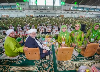 Ribuan Muslimat NU Dapat Ijazah Manaqib dari Syekh Afeefuddin Al Jailani, Khofifah Dihadiahi Kiswah Ribuan Muslimat NU Dapat Ijazah Manaqib dari Syekh Afeefuddin Al Jailani, Khofifah Dihadiahi Kiswah (foto : ist)