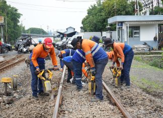 Pastikan Keselamatan dan Kenyamanan Angkutan Lebaran, KAI Daop 8 Surabaya Intensifkan Perawatan Jalur KA Pastikan Keselamatan dan Kenyamanan Angkutan Lebaran, KAI Daop 8 Surabaya Intensifkan Perawatan Jalur KA (foto : ist)