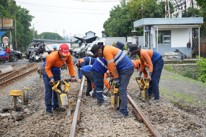 Pastikan Keselamatan dan Kenyamanan Angkutan Lebaran, KAI Daop 8 Surabaya Intensifkan Perawatan Jalur KA (foto : ist) Pastikan Keselamatan dan Kenyamanan Angkutan Lebaran, KAI Daop 8 Surabaya Intensifkan Perawatan Jalur KA (foto : ist)