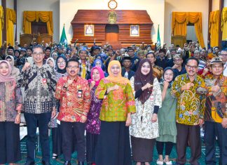 Gubernur Khofifah Beri Apresiasi dan Tunjangan Kehormatan pada 1.000 Seniman dan 148 Juru Pelihara Cagar Budaya Jatim Gubernur Khofifah Beri Apresiasi dan Tunjangan Kehormatan pada 1.000 Seniman dan 148 Juru Pelihara Cagar Budaya Jatim (foto : ist)