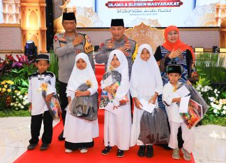 Safari Ramadhan Bersama Kapolri dan Ulama Serta Elemen Masyarakat Jatim, Gubernur Khofifah Sebut Hal Ini Wujud Sinergitas Menjaga Stabilitas Nasional di Jatim Safari Ramadhan Bersama Kapolri dan Ulama Serta Elemen Masyarakat Jatim, Gubernur Khofifah Sebut Hal Ini Wujud Sinergitas Menjaga Stabilitas Nasional di Jatim (foto : ist)
