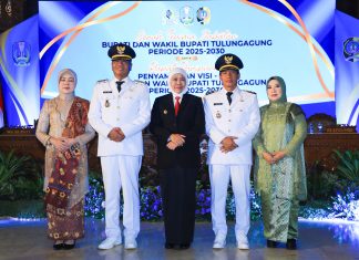Hadiri Sertijab Bupati – Wakil Bupati Tulungagung, Gubernur Khofifah Minta Sinkronisasi Program Daerah Dengan Provinsi dan Pusat Untuk Wujudkan Quick Win Hadiri Sertijab Bupati - Wakil Bupati Tulungagung, Gubernur Khofifah Minta Sinkronisasi Program Daerah Dengan Provinsi dan Pusat Untuk Wujudkan Quick Win (foto : ist)