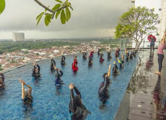 Hotel Ciputra World Surabaya Menyambut Hari Kebahagiaan Internasional dengan Aktifitas Yoga di dalam Air Hotel Ciputra World Surabaya Menyambut Hari Kebahagiaan Internasional dengan Aktifitas Yoga di dalam Air (foto : ist)