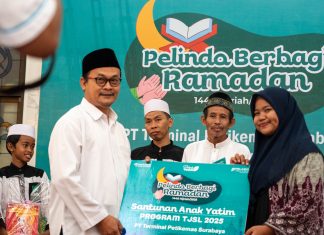 Tingkatkan Ketaqwaan dan Kepekaan Sosial, TPS Gelar Tadarus Al Qur’an dan Pelindo Berbagi Ramadhan di TPS Direktur Teknik TPS, Topo Sapto Nugroho, memberikan bantuan secara simbolis kepada Yayasan Panti Asuhan (foto : ist)