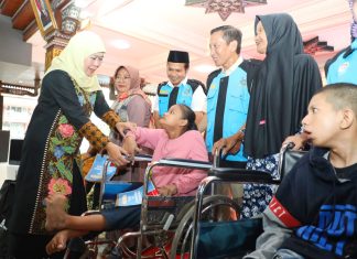 Serahkan Santunan 200 Anak Yatim, Bansos PKH Plus dan ASPD di Mojokerto, Gubernur Khofifah Ajak Masyarakat Perbanyak Berbagi di Bulan Ramadan