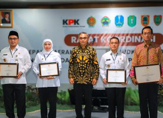 Pemprov Jawa Timur Menerima Penghargaan dari KPK, Gubernur Khofifah : Komitmen Pencegahan Korupsi Menjadi Nafas Pemprov dan Kabupaten/Kota Se-Jatim