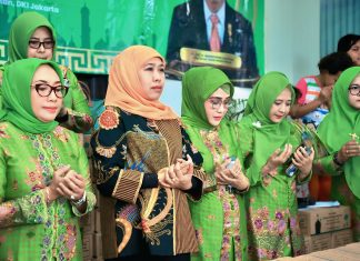 Gubernur Khofifah Bersama Jajaran PP Muslimat NU Distribusikan 1.000 Paket Lebaran dari Keluarga Jusuf Kalla untuk Masyarakat