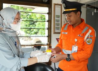 Komitmen Jaga Keselamatan Perjalanan KA Saat Lebaran 2025, KAI Daop 8 Surabaya Sidak Tes Narkoba