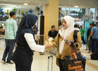Daop 8 Surabaya Bagikan Ribuan Takjil Gratis Bagi Penumpang Selama Angkutan Lebaran 2025