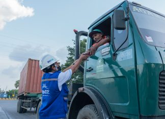 Berbagi Kebahagiaan di Bulan Ramadhan, Setiap Hari TPS Bagikan Takjil kepada Pengemudi Truk Berbagi Kebahagiaan di Bulan Ramadhan, Setiap Hari TPS Bagikan Takjil kepada Pengemudi Truk (foto : ist)