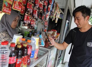 Dukung Kelancaran Mudik, GoPay Digitalisasi Terminal Kalideres QRIS GoPay Merchant memudahkan pembeli dan penjual dalam bertransaksi (foto : ist)